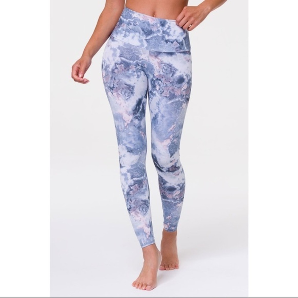 NWT {Onzie} High Rise Legging Designed in Venice, CA Made in the USA ( NOW RARE)